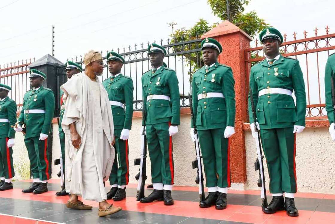 Shugaban kasar Najeriya ya yi wa Enahoro, Alli, Effiong da wasu Sojoji afuwa Shugaban kasar Najeriya ya yi wa Enahoro, Alli, Effiong da wasu Sojoji afuwa