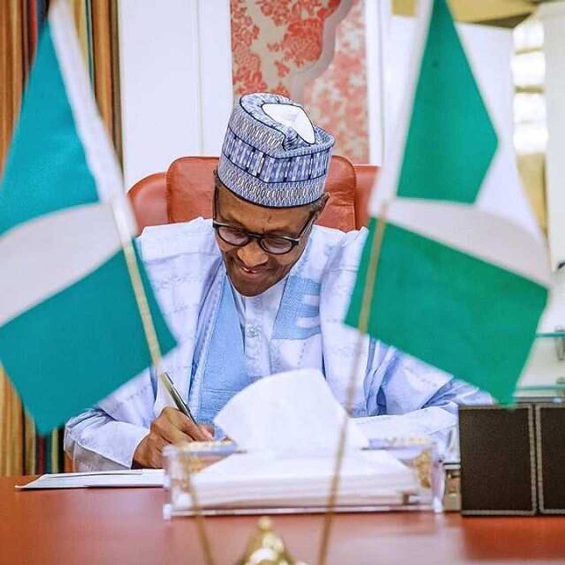 Mamaki da al'ajabi: Buhari ya bayyana na hannun daman Jonathan a matsayin dan takarar sanatan APC Mamaki da al'ajabi: Buhari ya bayyana na hannun daman Jonathan a matsayin dan takarar sanatan APC