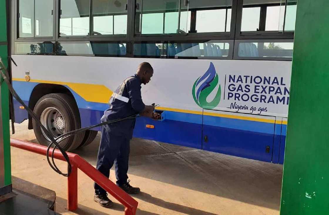 Tsadar Mai: Gwamnati Za Ta Sauya Amfani Da Fetur Zuwa Gas A Ababan Hawa Tsadar Mai: Gwamnati Za Ta Sauya Amfani Da Fetur Zuwa Gas A Ababan Hawa