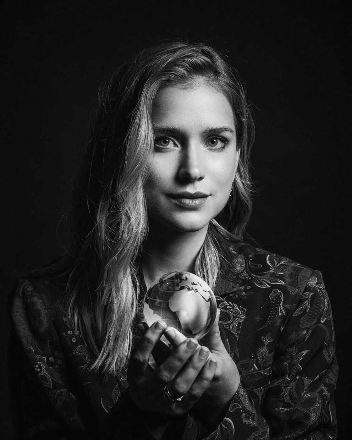 Elizabeth Lail bio: age, height, boyfriend, career - Legit.ng