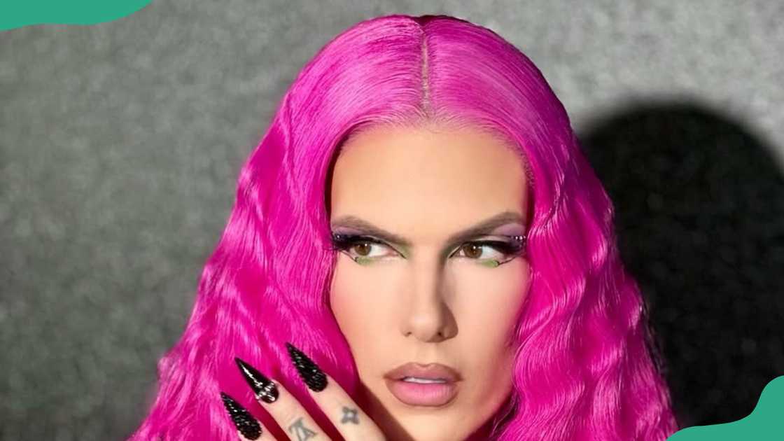 Jeffree Star looks on in a solo picture