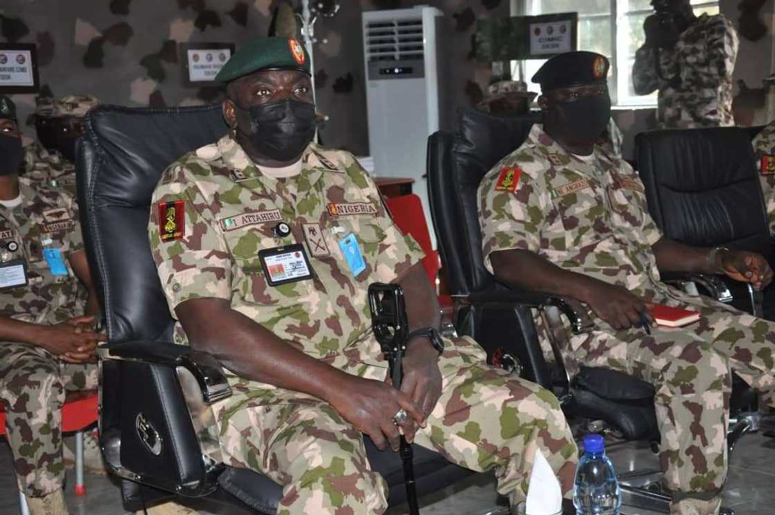 BREAKING: Tension, anxiety as service chiefs storm Ibadan BREAKING: Tension, anxiety as service chiefs storm Ibadan
