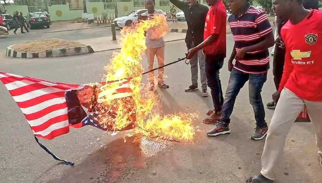 Yanzu Yanzu: Yan shi’a sun yi zanga-zanga, sun kona tutar Amurka kan kisan Soleimani Yanzu Yanzu: Yan shi’a sun yi zanga-zanga, sun kona tutar Amurka kan kisan Soleimani