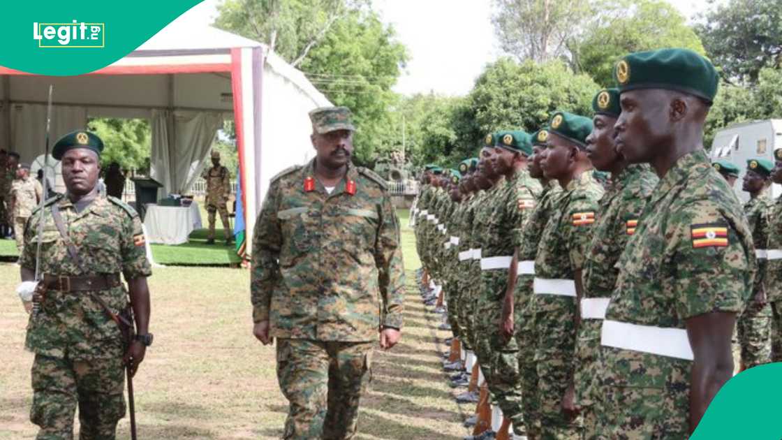 Muhoozi Kainerugaba tare da wasu sojoji Muhoozi Kainerugaba tare da wasu sojoji