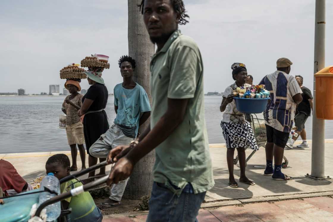 Angola is opening   up   to planetary   tourism to interruption  its dependence connected  oil