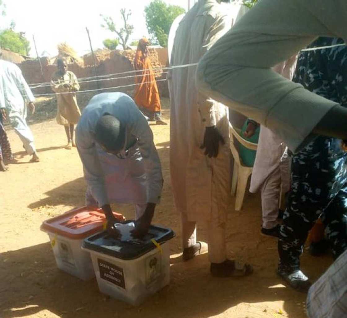 Wakilin PDP yana kada kuri'a a madadin masu zabe Wakilin PDP yana kada kuri'a a madadin masu zabe