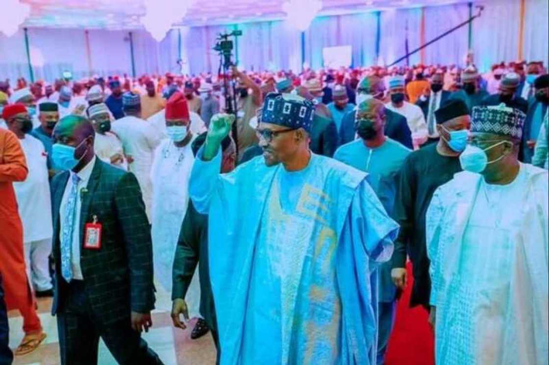 Hotuna: Buhari ya sake cire takunkumin fuska a cikin taro duk da gargadi kan Korona Hotuna: Buhari ya sake cire takunkumin fuska a cikin taro duk da gargadi kan Korona