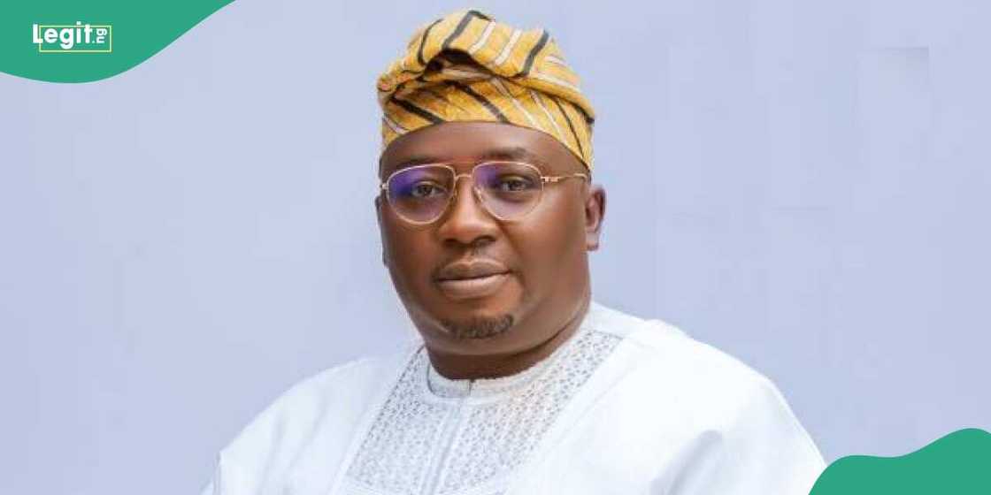 Ministan wutar lantarki, Adebayo Adelabu. Ministan wutar lantarki, Adebayo Adelabu.