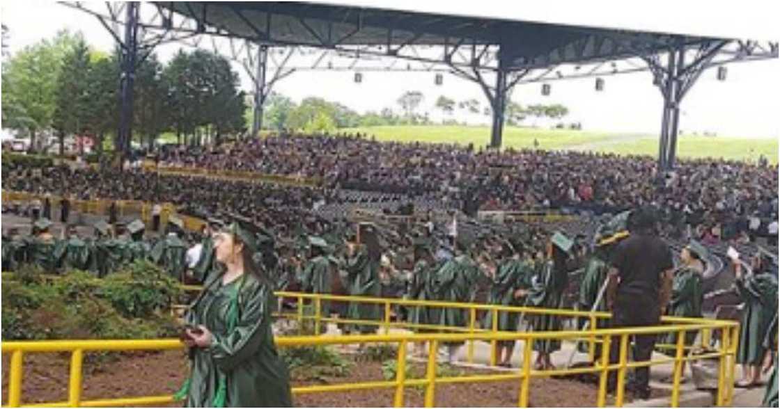 Bikin yaye dalibai a makarantar Northern Community College Virginia, a kasar Amurka inda Palmatah ta kammala digiri Bikin yaye dalibai a makarantar Northern Community College Virginia, a kasar Amurka inda Palmatah ta kammala digiri