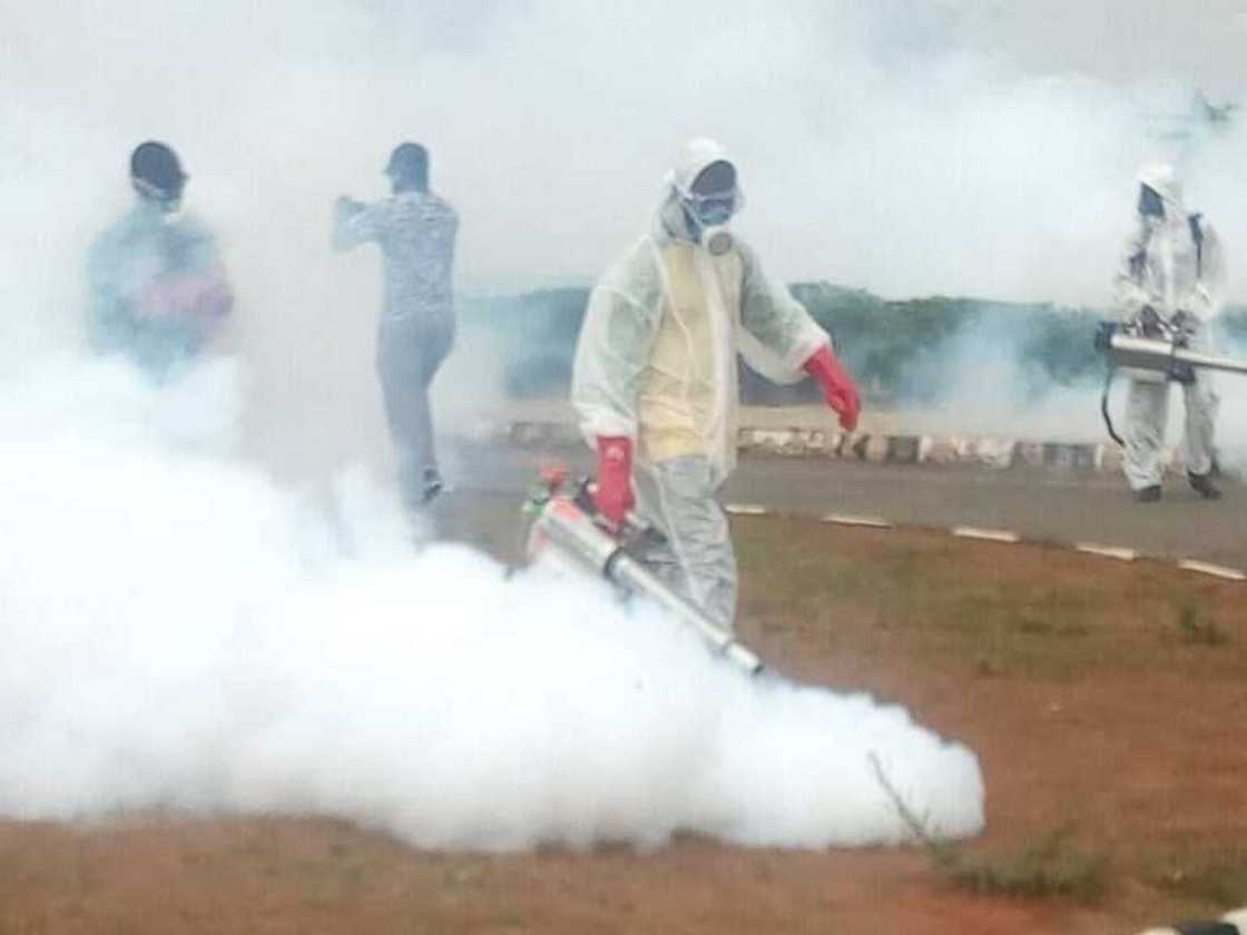 Hotunan yadda aka kulle majalisar jihar Nasarawa tare da yin feshi bayan mutuwar mamba daga cutar covid-19 Hotunan yadda aka kulle majalisar jihar Nasarawa tare da yin feshi bayan mutuwar mamba daga cutar covid-19