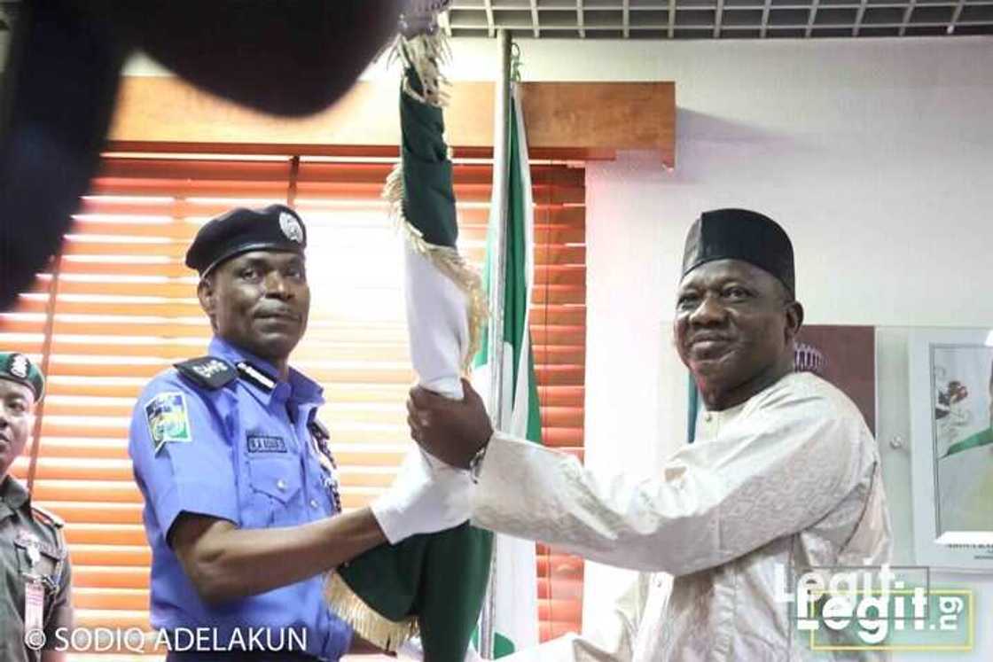Duniya juyi-juyi: Sabon Sifeto Janar ya karbi tuta hannun IGP Idris Duniya juyi-juyi: Sabon Sifeto Janar ya karbi tuta hannun IGP Idris
