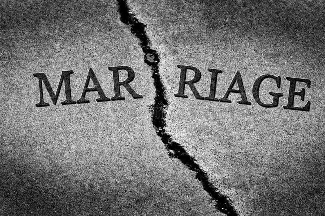 Matsalolin ma'aurata a Kotu. Matsalolin ma'aurata a Kotu.