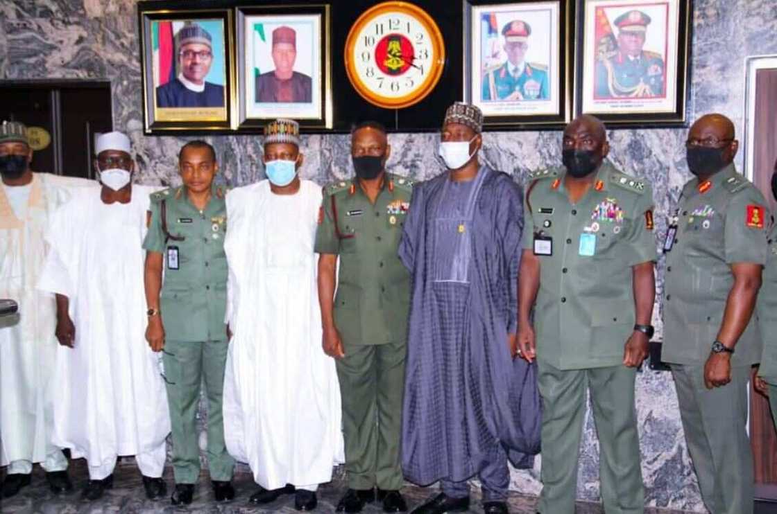 Zulum da Sanatocin Borno sun ziyarci CDS da COAS kan batun Boko Haram Zulum da Sanatocin Borno sun ziyarci CDS da COAS kan batun Boko Haram