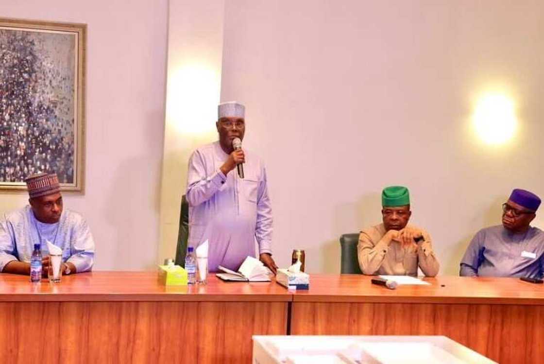 Atiku ya gana da tsoffin 'yan majalisun wakilai Atiku ya gana da tsoffin 'yan majalisun wakilai