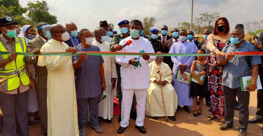 Gov Ugwuanyi inaugurates 12km Ugwuomu Nike-GO Uni Road, amid jubilation Gov Ugwuanyi inaugurates 12km Ugwuomu Nike-GO Uni Road, amid jubilation
