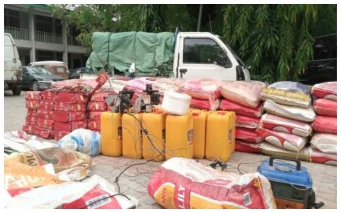 Jami'an Kwastam da DSS sun kai simame Kasuwar Singer dake Kano, sun kwace kayayyaki Jami'an Kwastam da DSS sun kai simame Kasuwar Singer dake Kano, sun kwace kayayyaki