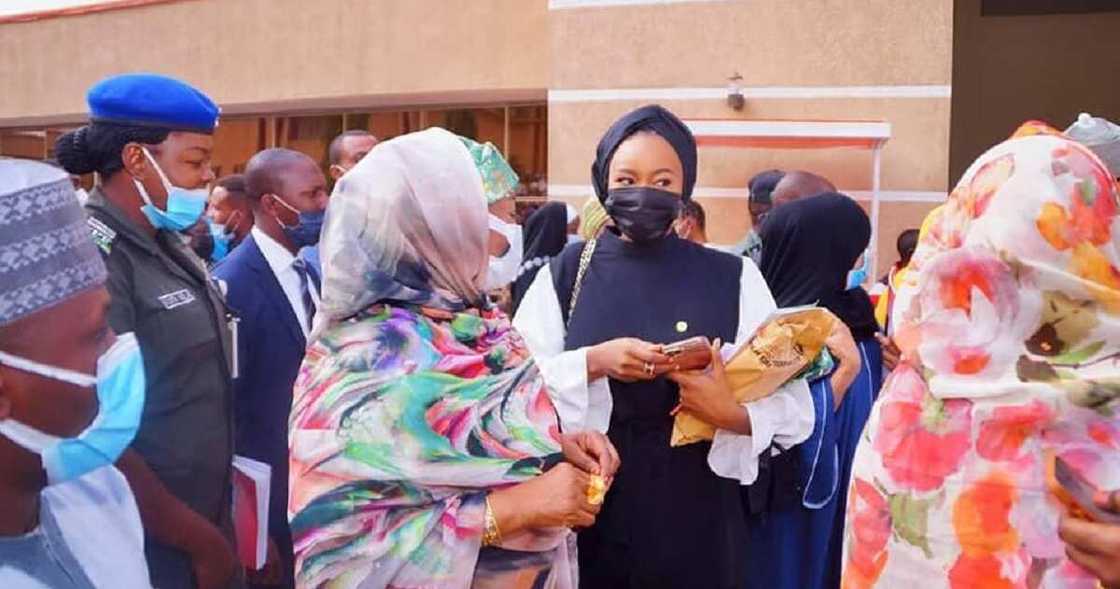 Kyawawan hotunan 'yar gwamnan Bauchi yayin da ta zama cikakkiyar likita Kyawawan hotunan 'yar gwamnan Bauchi yayin da ta zama cikakkiyar likita