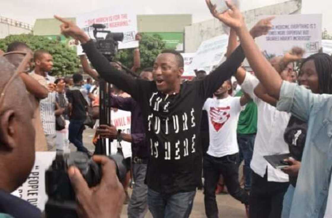 Dan gwagwarmaya Sowore a lokacin wata zanga zanga Dan gwagwarmaya Sowore a lokacin wata zanga zanga