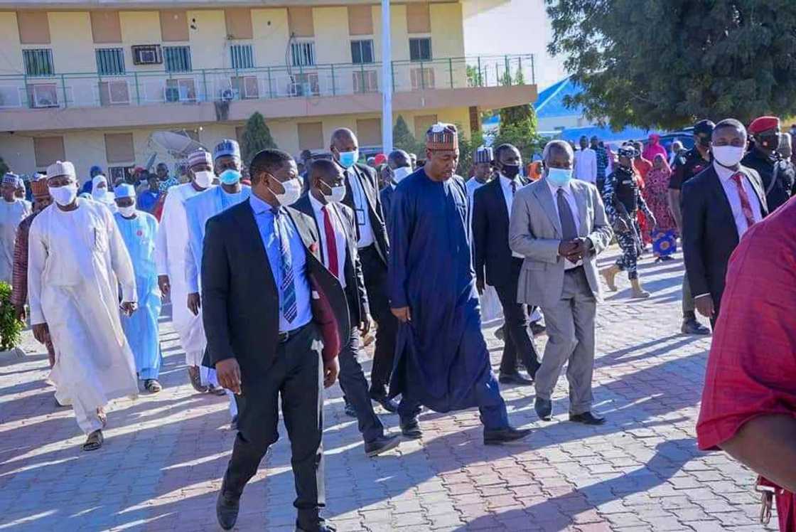 Kwana 2 a Gamboru: Zulum da Shettima sun raba wa wadanda suka koma gida kudi da kayan abinci