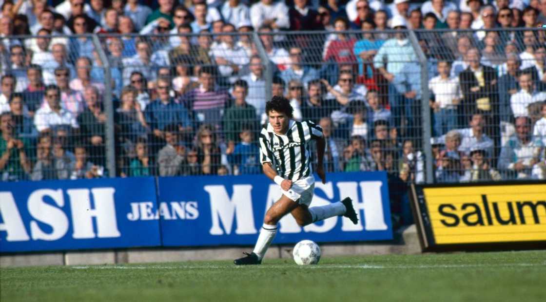 Rui Gil Soares de Barros controlling the ball Rui Gil Soares de Barros controlling the ball