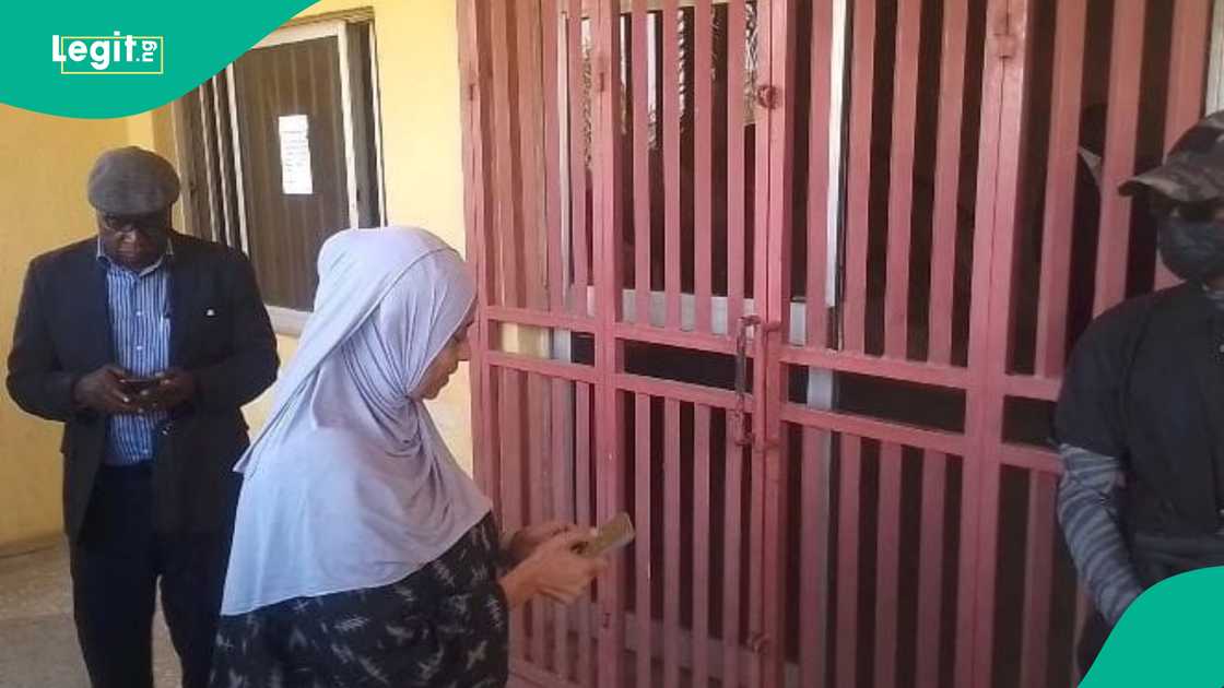 DSS operative shuns El-Rufai’s wife’s request at court entrance DSS operative shuns El-Rufai’s wife’s request at court entrance