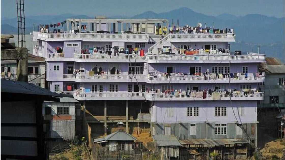 Hotunan yadda ake rayuwa a gidan mutumin da ya fi kowa iyalai a duniya Hotunan yadda ake rayuwa a gidan mutumin da ya fi kowa iyalai a duniya