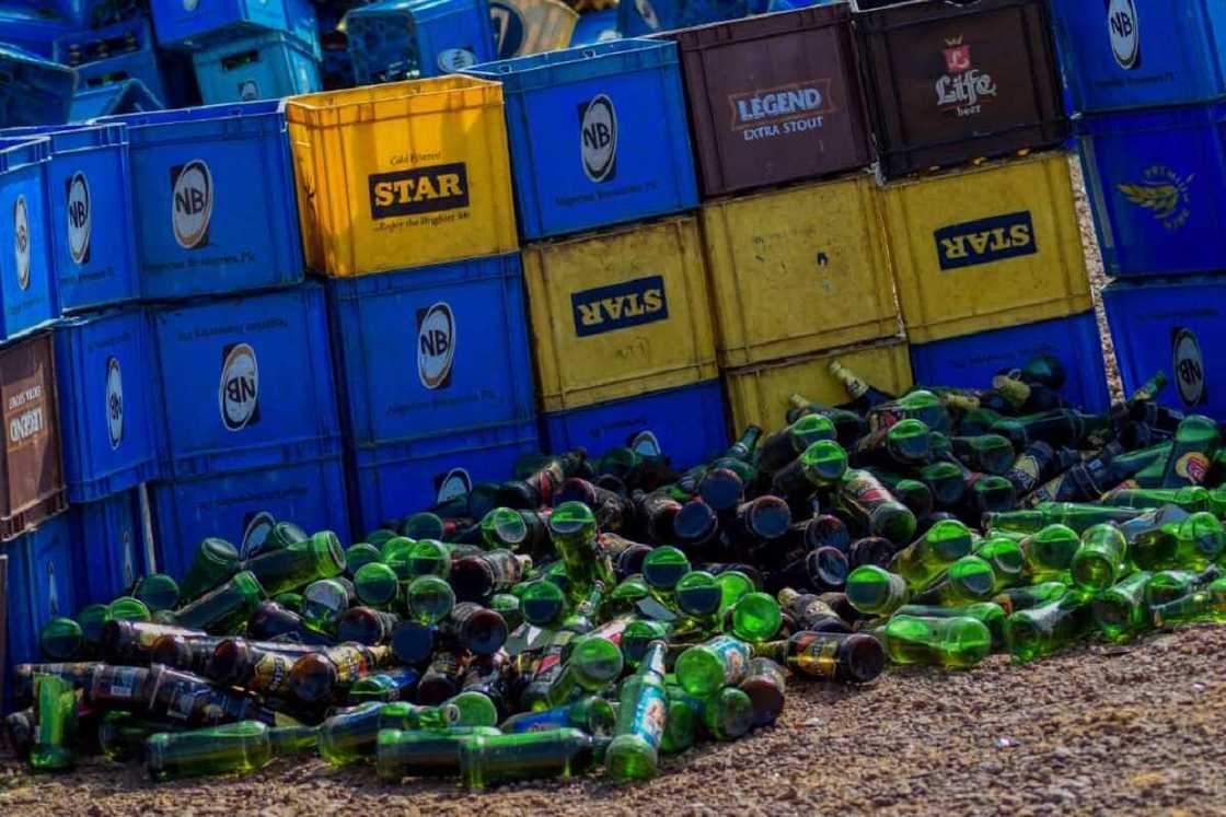 Hotunan giya ta N200m da hukumar Hisbah ta ragargaza a Kano Hotunan giya ta N200m da hukumar Hisbah ta ragargaza a Kano