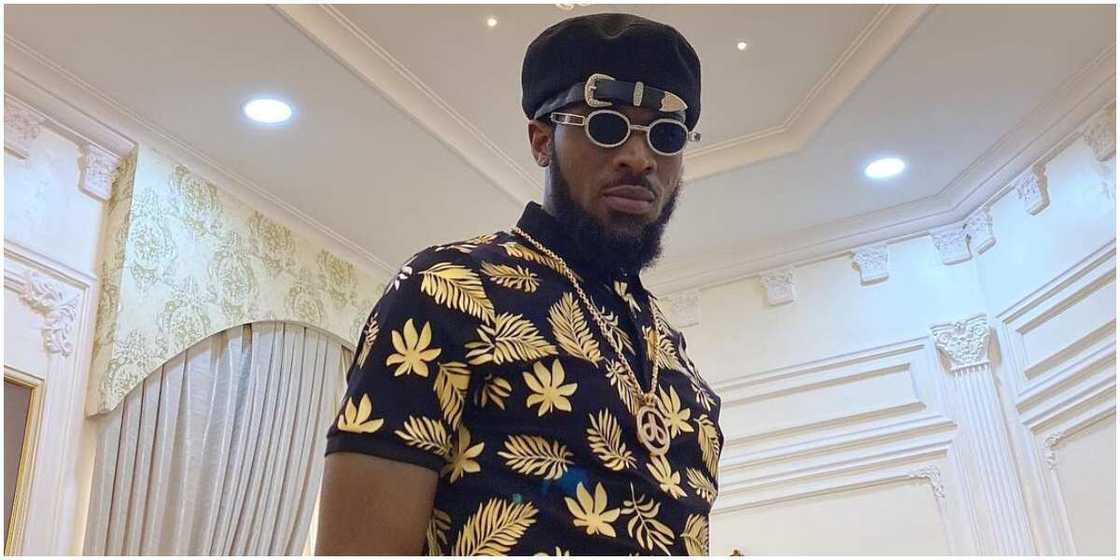 Singer D'banj splashes money on new Rolls Royce worth over N100 million (video) Singer D'banj splashes money on new Rolls Royce worth over N100 million (video)