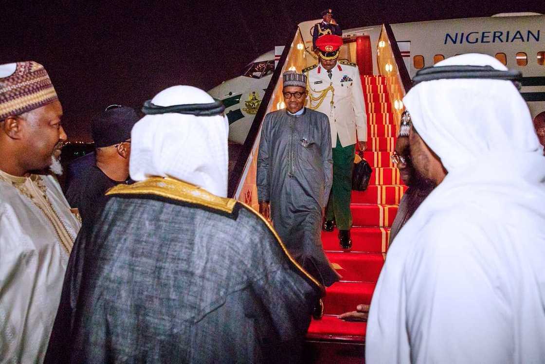 Hotuna: Shugaban kasa Buhari na saukowa daga kan jirgi bayan isarsa Dubai Hotuna: Shugaban kasa Buhari na saukowa daga kan jirgi bayan isarsa Dubai