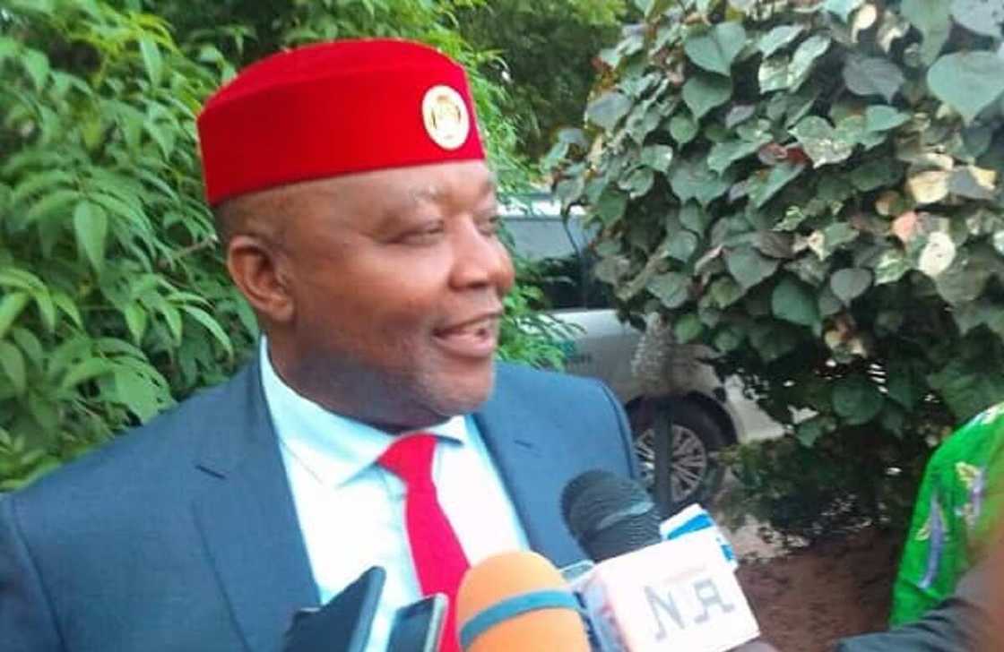 Yanzu-Yanzu: Ɗaya daga cikin 'yan takarar gwamna ya jefa wa Soludo ƙuri'a a Anambra Yanzu-Yanzu: Ɗaya daga cikin 'yan takarar gwamna ya jefa wa Soludo ƙuri'a a Anambra