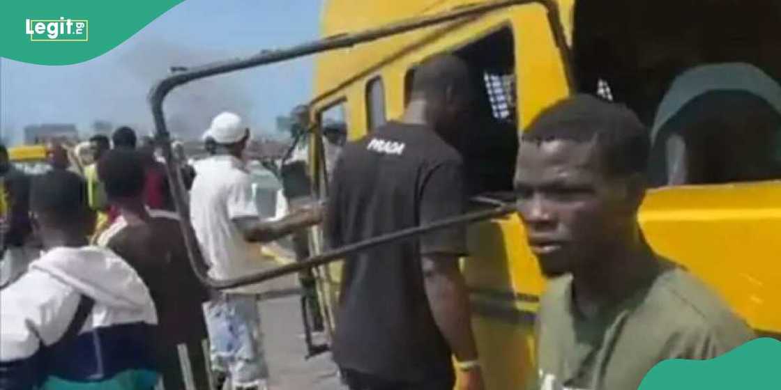 Tragedy as commercial bus plunges into Lagos Lagoon Tragedy as commercial bus plunges into Lagos Lagoon