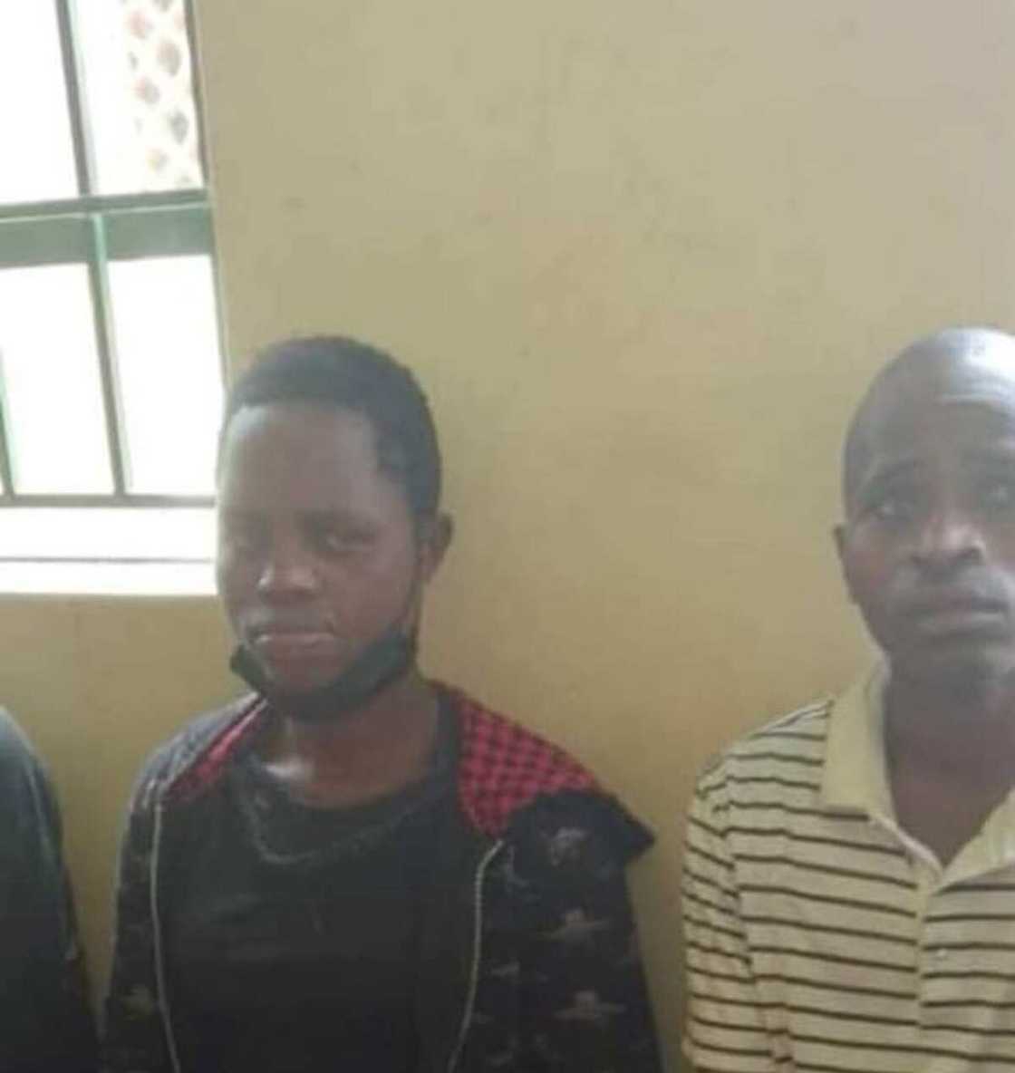 Kotu ta hukunta saurayi da budurwa da aka kama suna jima'i a kan titi da rana tsaka a bainar jama'a Kotu ta hukunta saurayi da budurwa da aka kama suna jima'i a kan titi da rana tsaka a bainar jama'a