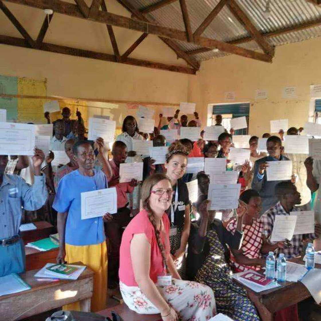 Baturiya ta kai 'ya'yanta kasar Uganda don su ga ainahin abinda ake kira da talauci Baturiya ta kai 'ya'yanta kasar Uganda don su ga ainahin abinda ake kira da talauci