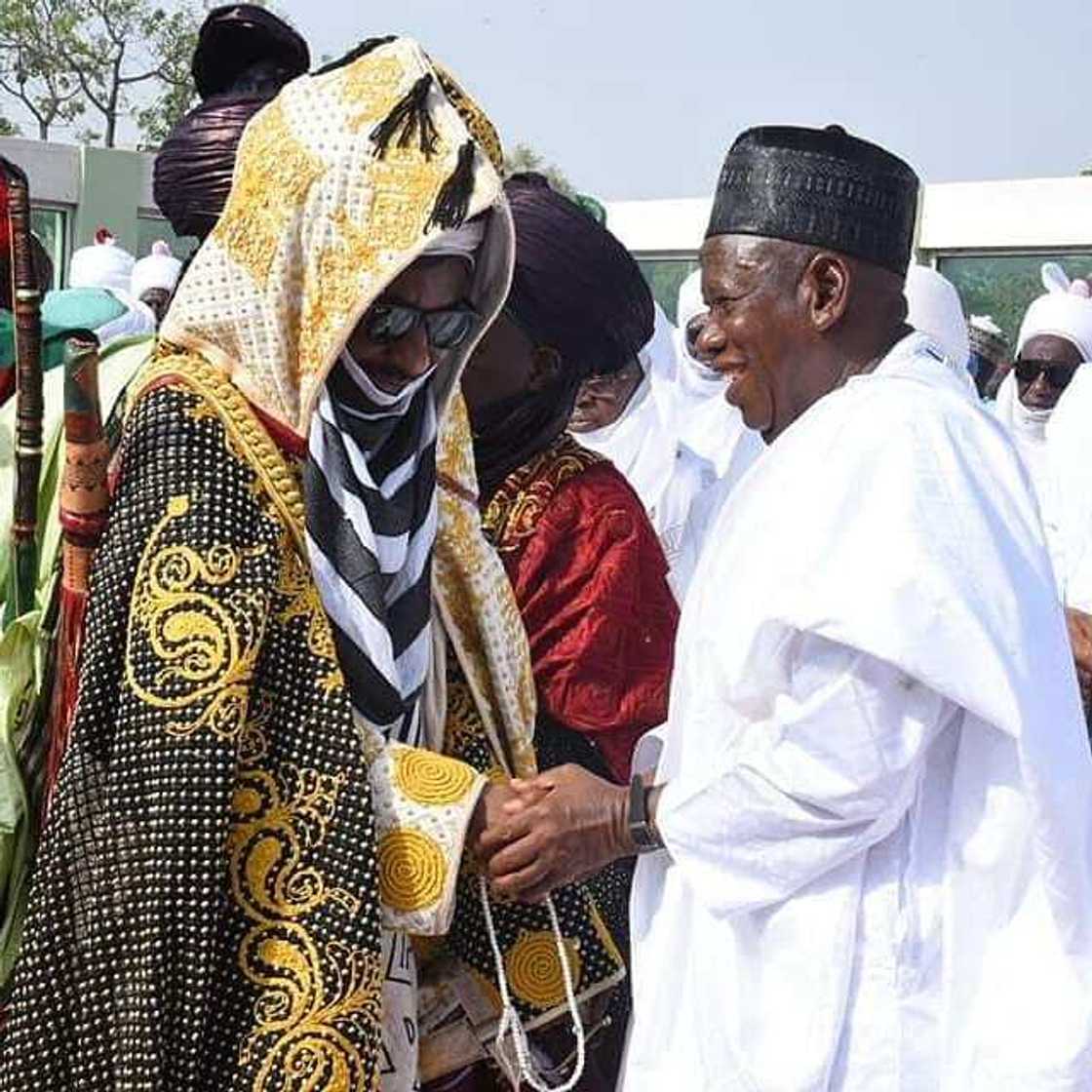 Ali ya ga Ali: Sarkin Kano Sanusi ya hadu da Ganduje a masallacin idi bayan ya ja shi Sallah (hoto) Ali ya ga Ali: Sarkin Kano Sanusi ya hadu da Ganduje a masallacin idi bayan ya ja shi Sallah (hoto)