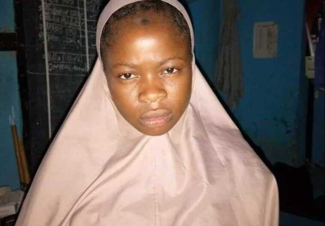 ‘Yan Sanda sun cafke Yarinyar da a ke zargi ta kashe babban Yayan ta a Jihar Kano ‘Yan Sanda sun cafke Yarinyar da a ke zargi ta kashe babban Yayan ta a Jihar Kano