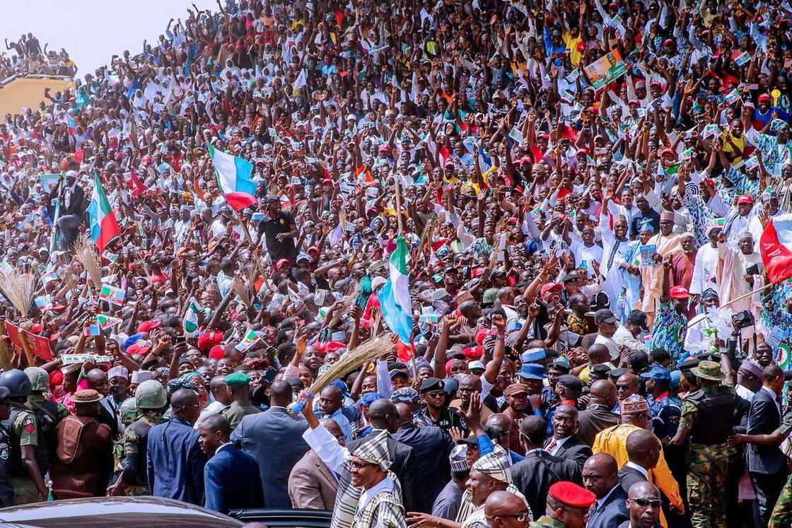 Hotuna da bidiyo: Yadda mutan jihar Taraba da Adamawa suka tarbi shugaba Buhari Hotuna da bidiyo: Yadda mutan jihar Taraba da Adamawa suka tarbi shugaba Buhari