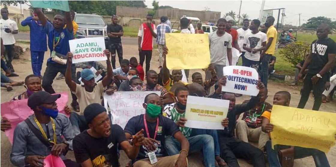 Mun gaji da gafara sa: Daliban jami'a sun fara zanga-zanga a Najeriya kan rufe makarantu Mun gaji da gafara sa: Daliban jami'a sun fara zanga-zanga a Najeriya kan rufe makarantu