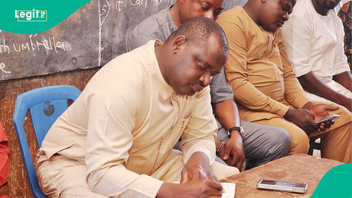 Biyo bayan sauya shekar shugaban karamar hukumar AMAC zuwa APC, 'yan majalisa suka tsige shugaban majalisar. Biyo bayan sauya shekar shugaban karamar hukumar AMAC zuwa APC, 'yan majalisa suka tsige shugaban majalisar.