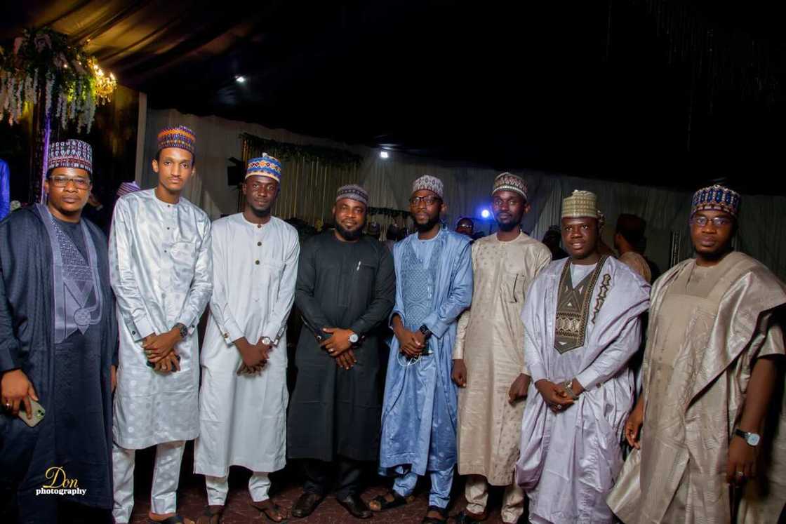 Kyawawan hotunan auren hadimin Buhari da kyakyawar matarsa Kyawawan hotunan auren hadimin Buhari da kyakyawar matarsa