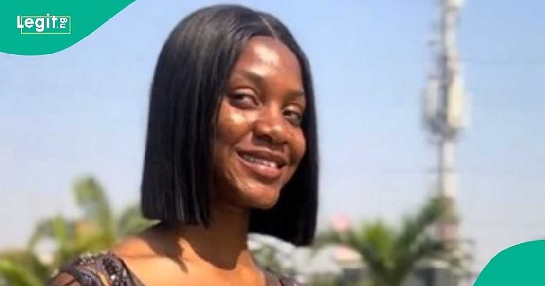 Lady displays what happened to handbag she stepped out with Lady displays what happened to handbag she stepped out with