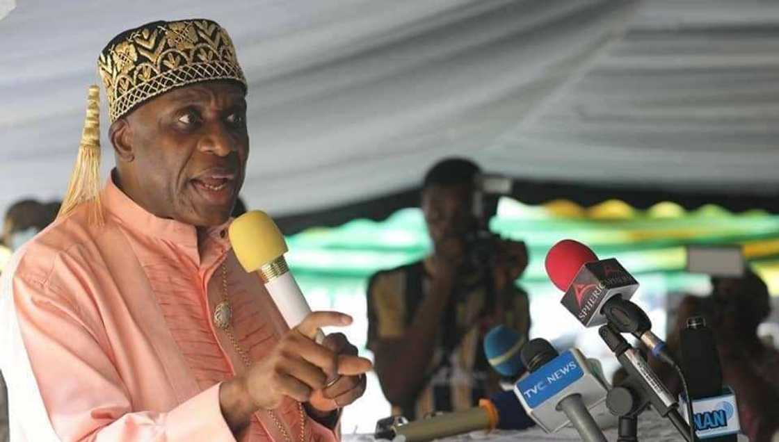 Tsofaffin ministocin Buhari da ake zargin za su bar APC Tsofaffin ministocin Buhari da ake zargin za su bar APC