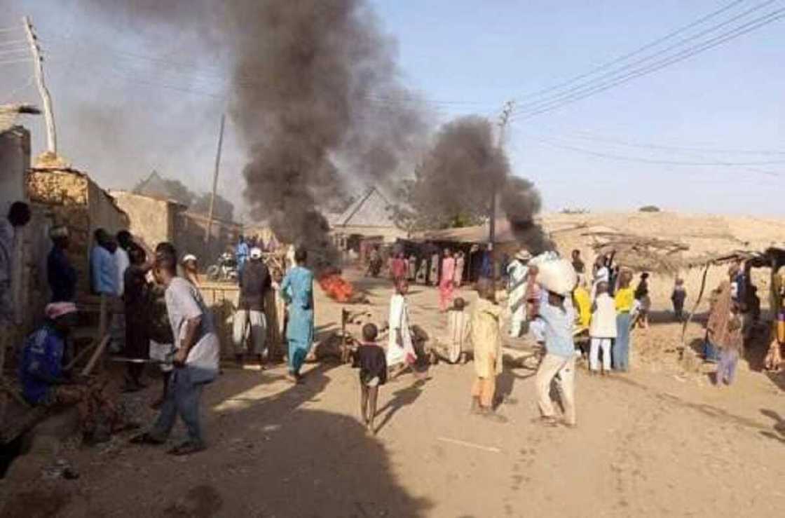 Yanzu-Yanzu: Matasa a Sokoto suna can suna zanga-zanga kan rashin tsaro, suna kone-kone Yanzu-Yanzu: Matasa a Sokoto suna can suna zanga-zanga kan rashin tsaro, suna kone-kone