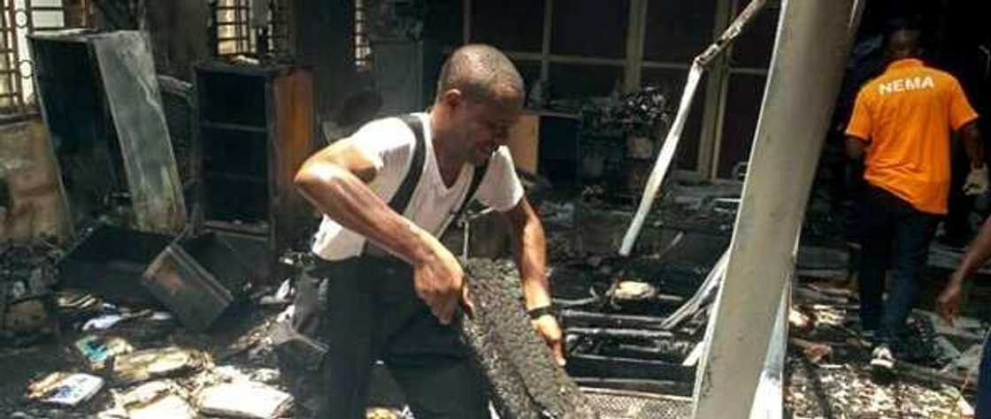 Gobarar ofishin INEC: Hotunan kayayyaki da takardun da ta lashe Gobarar ofishin INEC: Hotunan kayayyaki da takardun da ta lashe