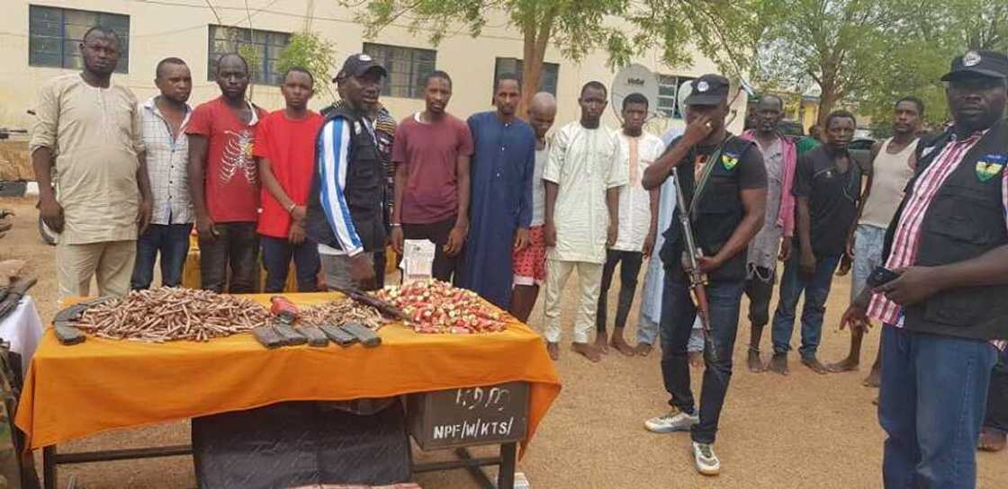 Wadanda suka yi garkuwa da surukar gwamnan jahar Katsina sun shiga hannu (Hotuna) Wadanda suka yi garkuwa da surukar gwamnan jahar Katsina sun shiga hannu (Hotuna)