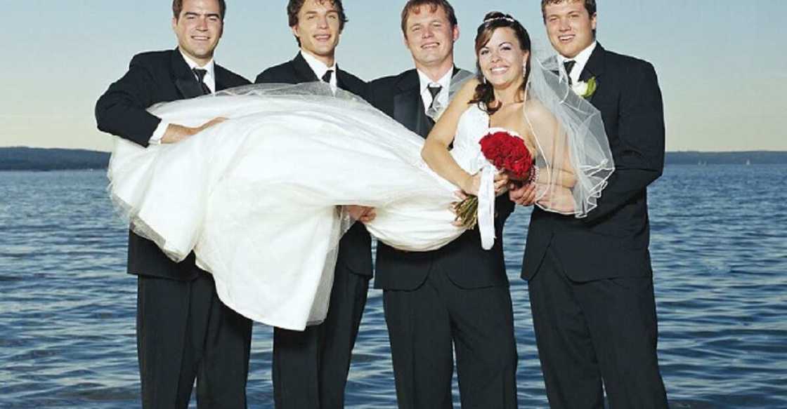 Maza da matarsu. Maza da matarsu.