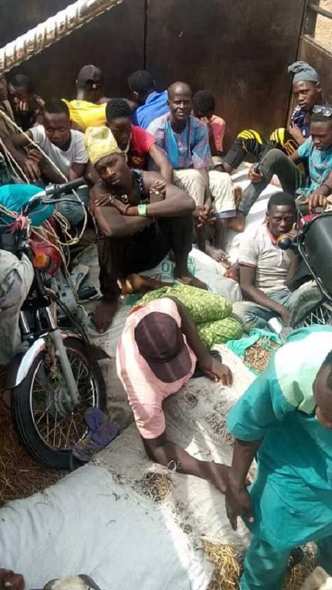 An sake kama 'yan gudun hijira a cakude da dabbobi suna kokarin shiga Kaduna daga Kano (Hotuna) An sake kama 'yan gudun hijira a cakude da dabbobi suna kokarin shiga Kaduna daga Kano (Hotuna)