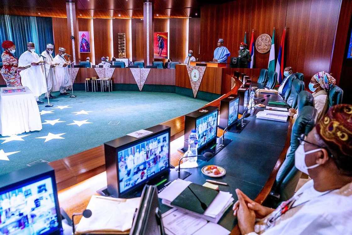 Buhari ya rantsar da manyan sakatarori 12 yayin taron FEC (Hotuna) Buhari ya rantsar da manyan sakatarori 12 yayin taron FEC (Hotuna)