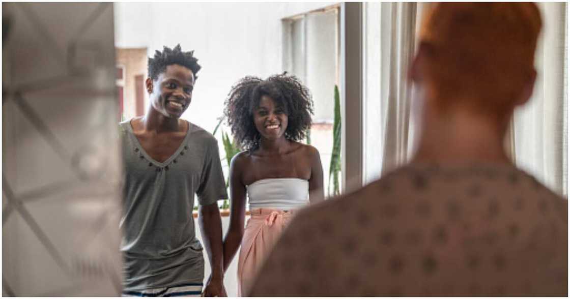 One-legged lady, online, invited over, man encounter wth one-legged lady One-legged lady, online, invited over, man encounter wth one-legged lady