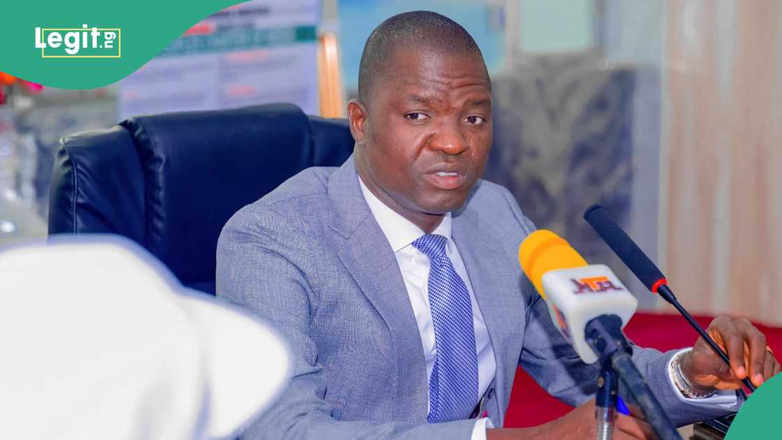 Gwamnan jihar Ebonyi zai gina asibitocin zamani bayan ya kara albashin likitoci zuwa N500,000 Gwamnan jihar Ebonyi zai gina asibitocin zamani bayan ya kara albashin likitoci zuwa N500,000