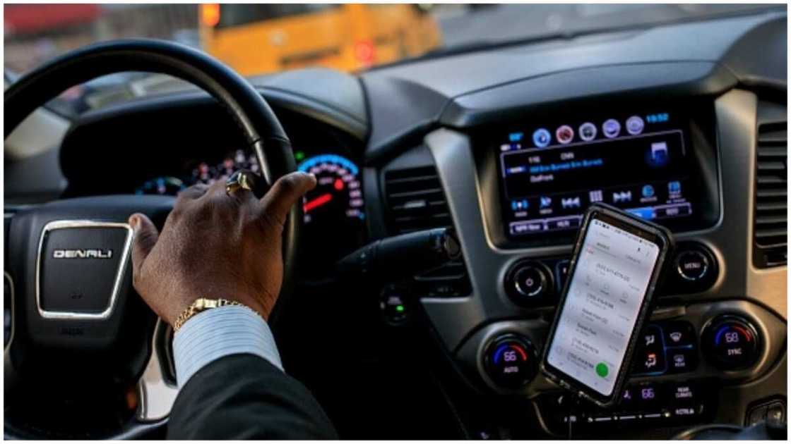 Uproar as lady breaks bottle, stabs Lagos Uber driver over N4100 fare Uproar as lady breaks bottle, stabs Lagos Uber driver over N4100 fare